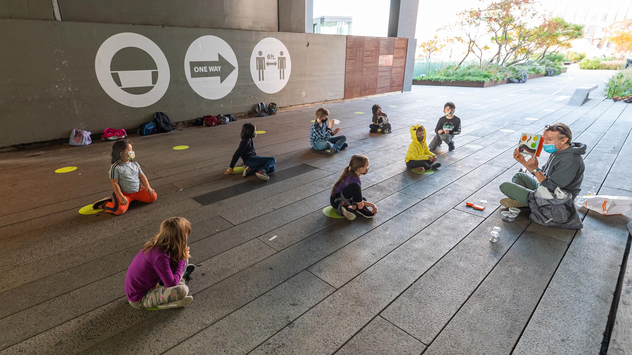 Schüllerinnen und Schüler auf einer stillgelegten Zugstrecke. 