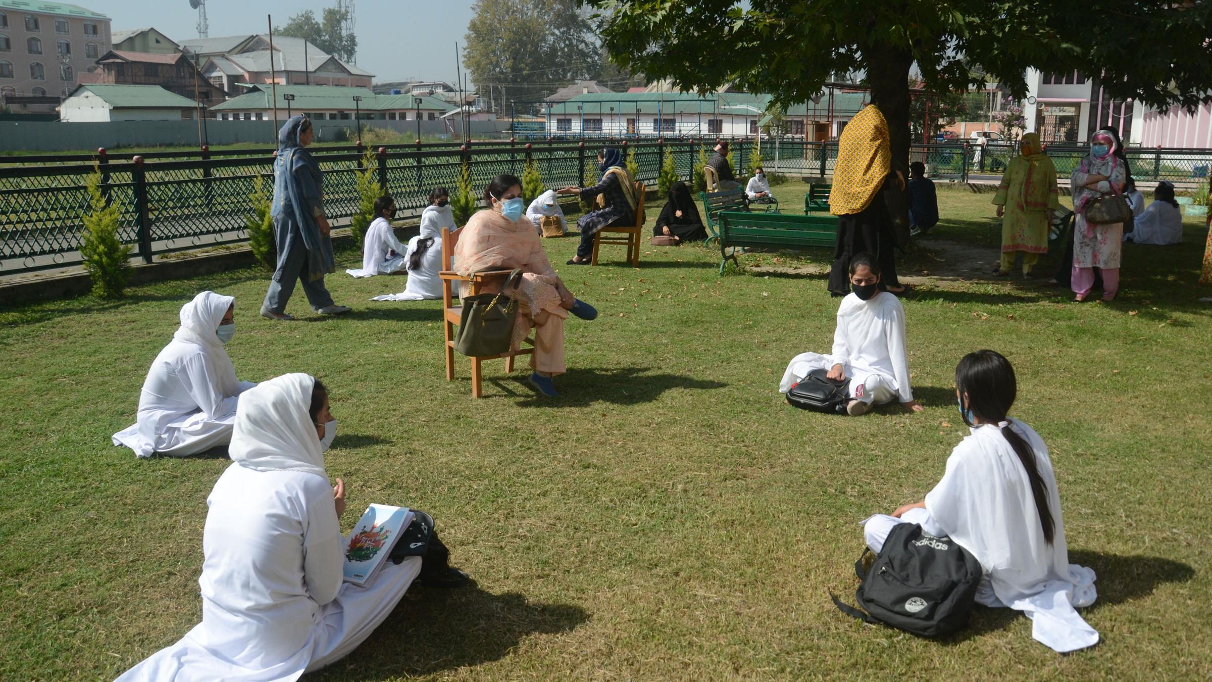Mädchen auf einer Wiese 