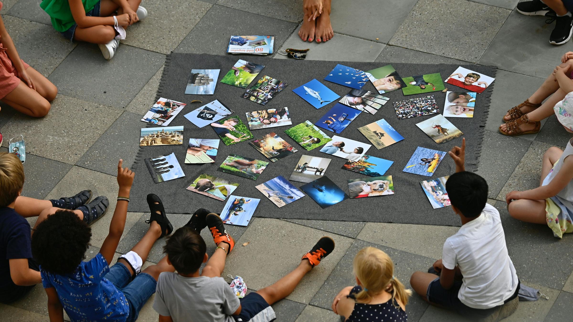 Grundschülerinnen und Schüler auf dem Pausenhof. 