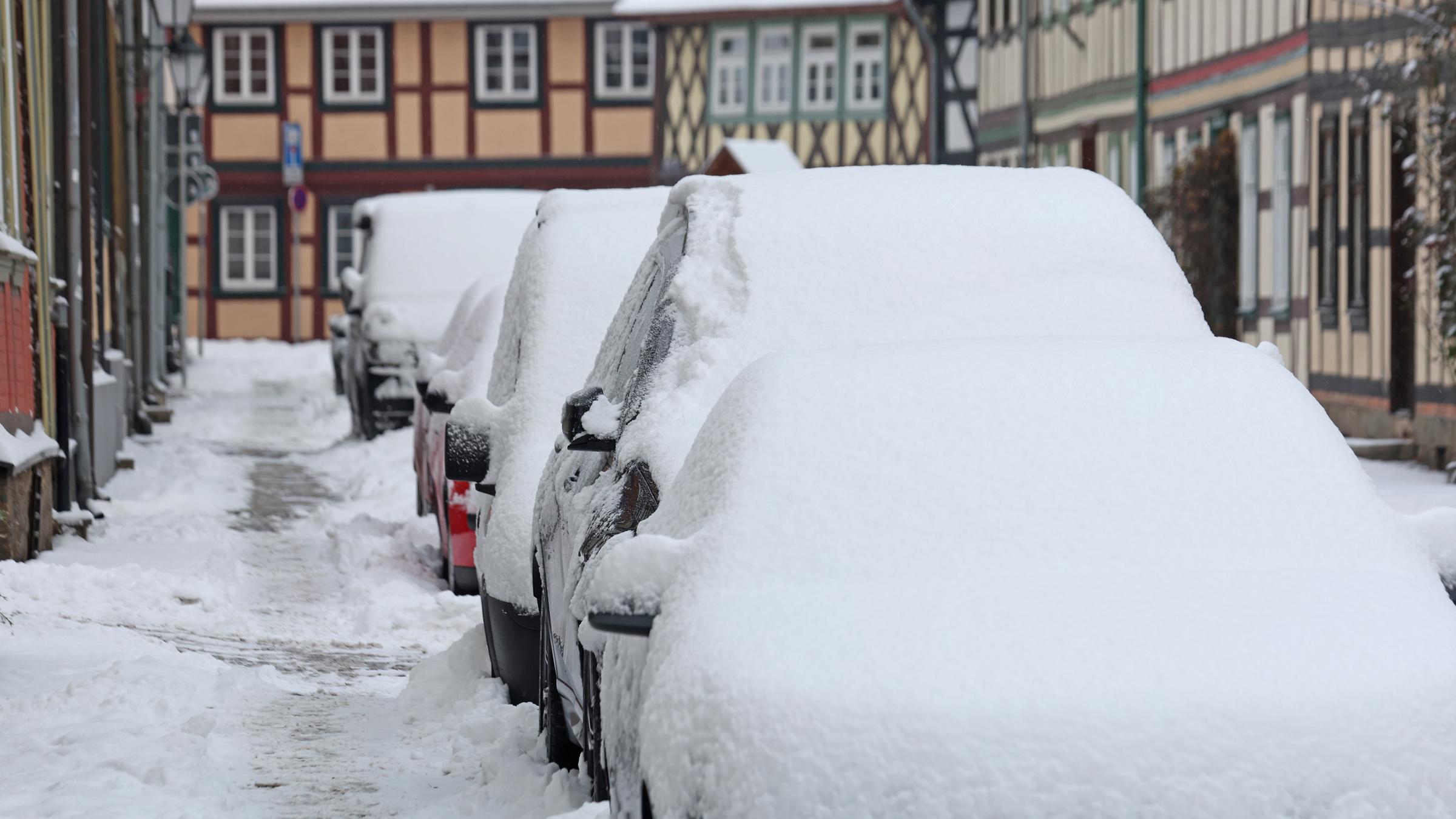 Schneebedeckt sind parkende Fahrzeuge 
