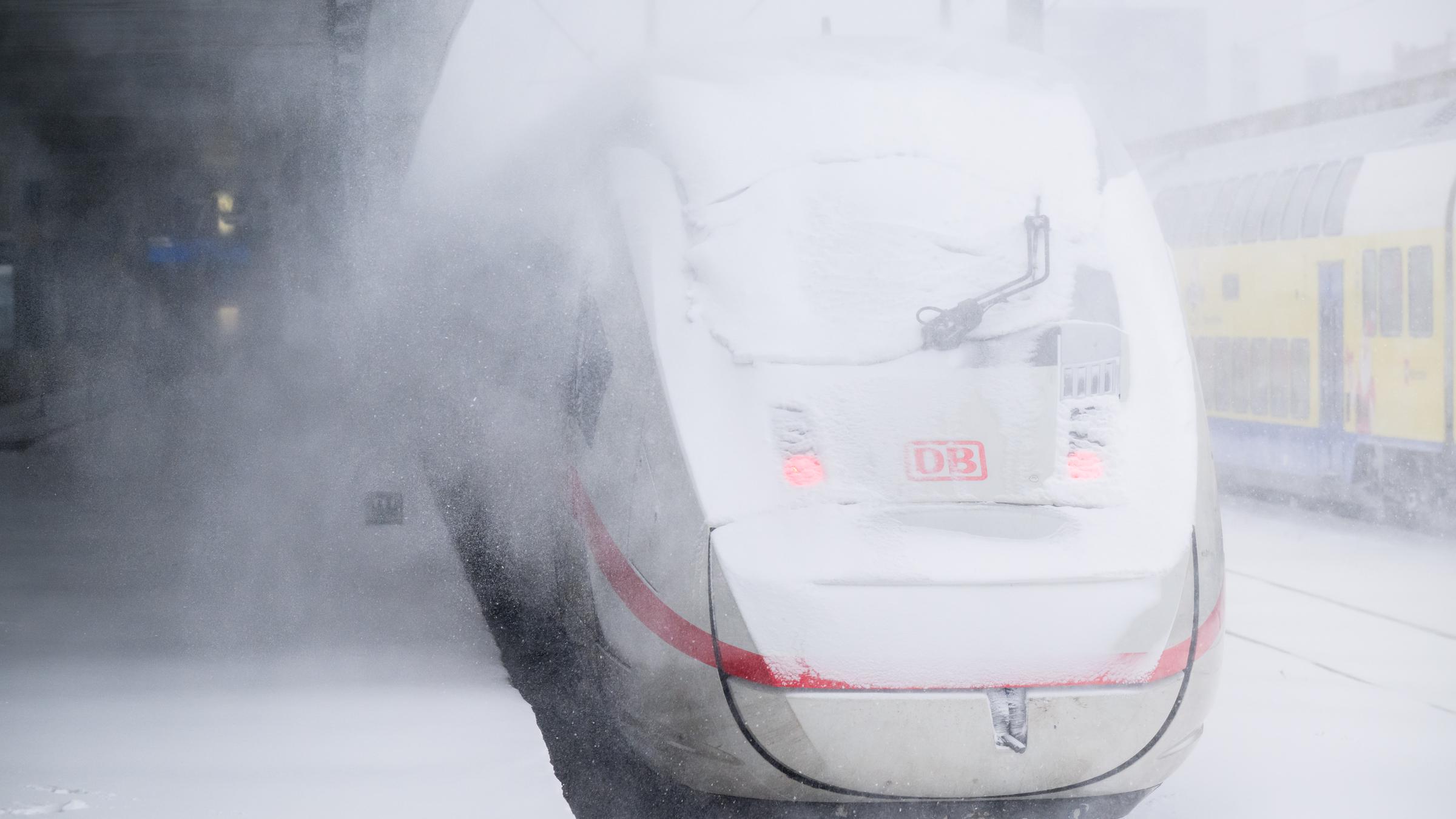  Ein ICE der Deutschen Bahn steht inmitten eines Schneesturmes im Hauptbahnhof Hannover.