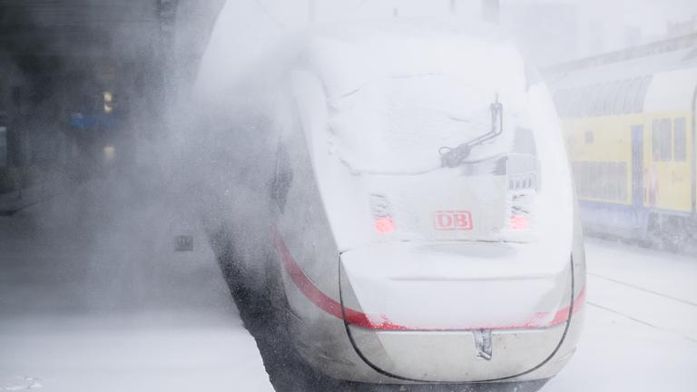  Ein ICE der Deutschen Bahn steht inmitten eines Schneesturmes im Hauptbahnhof Hannover.
