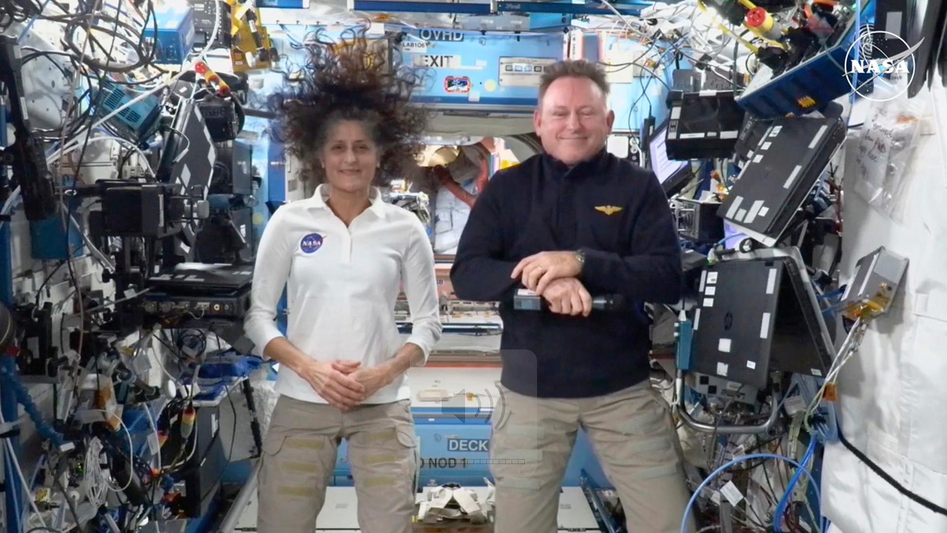 Screenshot: Die Nasa-Astronauten Suni Williams (l) und Barry "Butch" Wilmore 