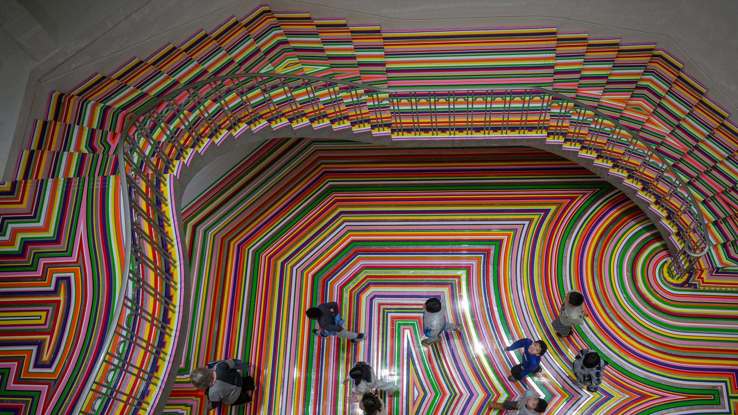 Das Bild zeigt eine Treppe in vielen verschiedenen Farben in einem Museum in Vancouver. 