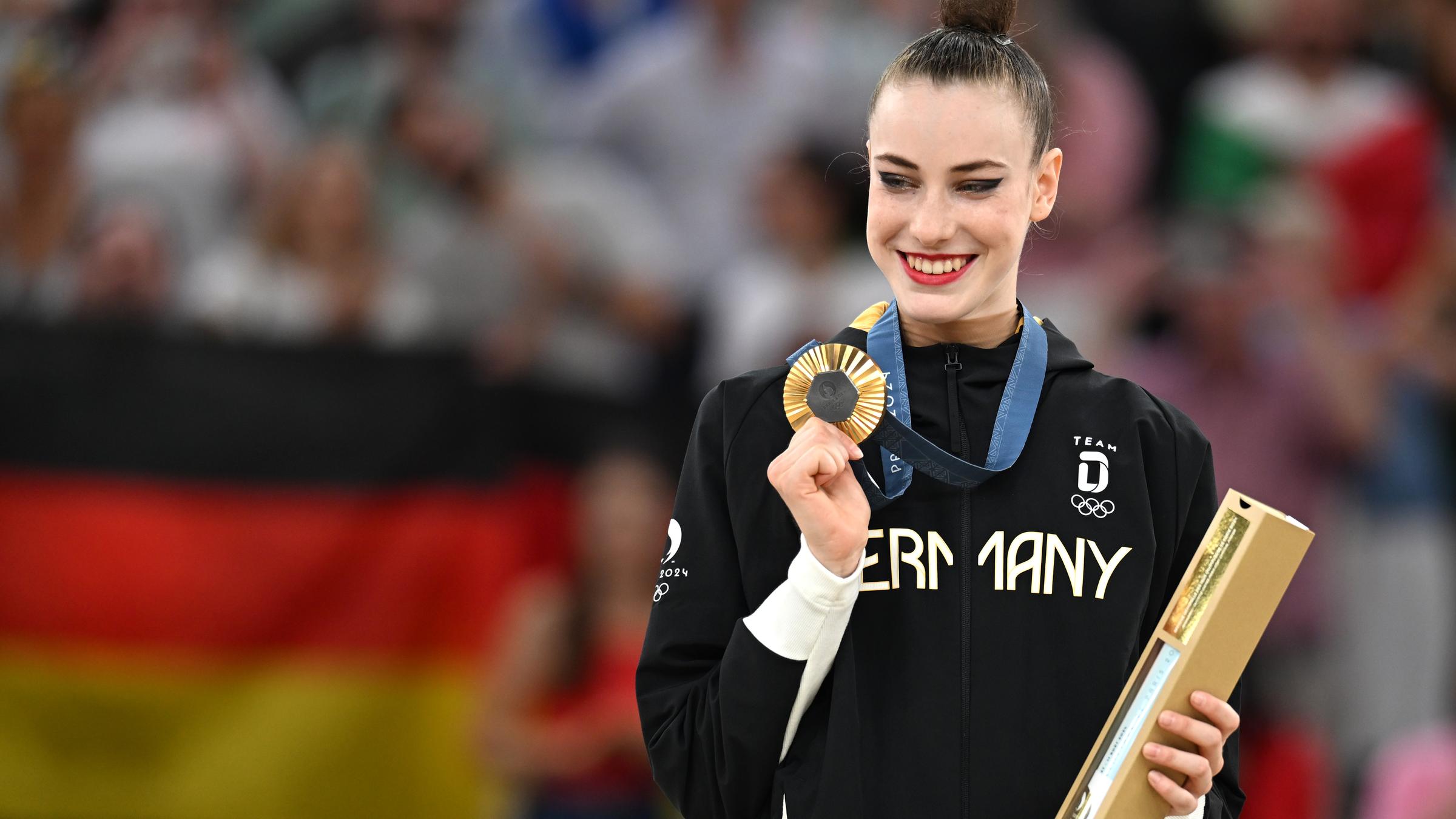 Darja Varfolomeev aus Deutschland zeigt bei der Siegerehrung ihre Goldmedaille