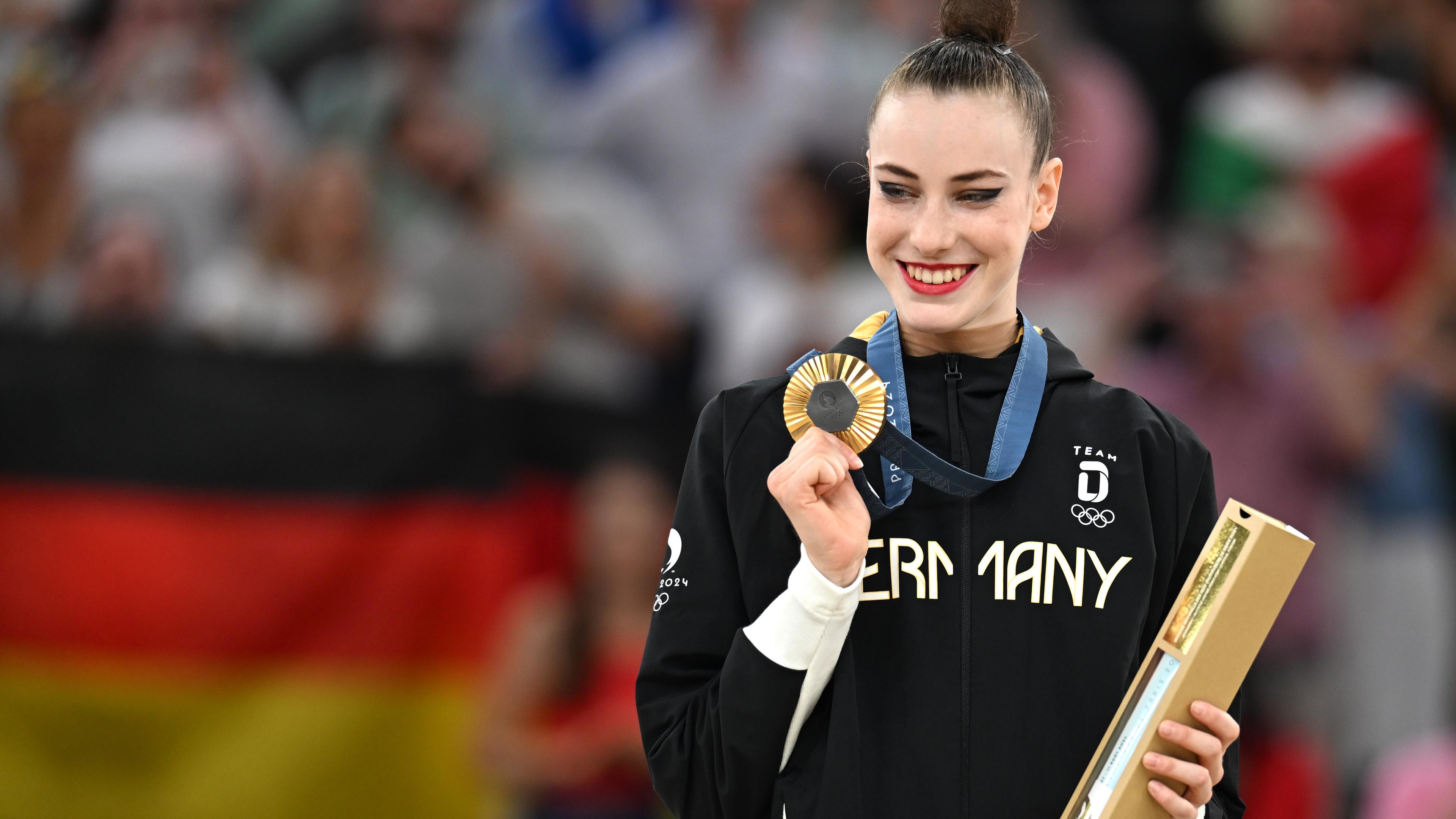Darja Varfolomeev aus Deutschland zeigt bei der Siegerehrung ihre Goldmedaille