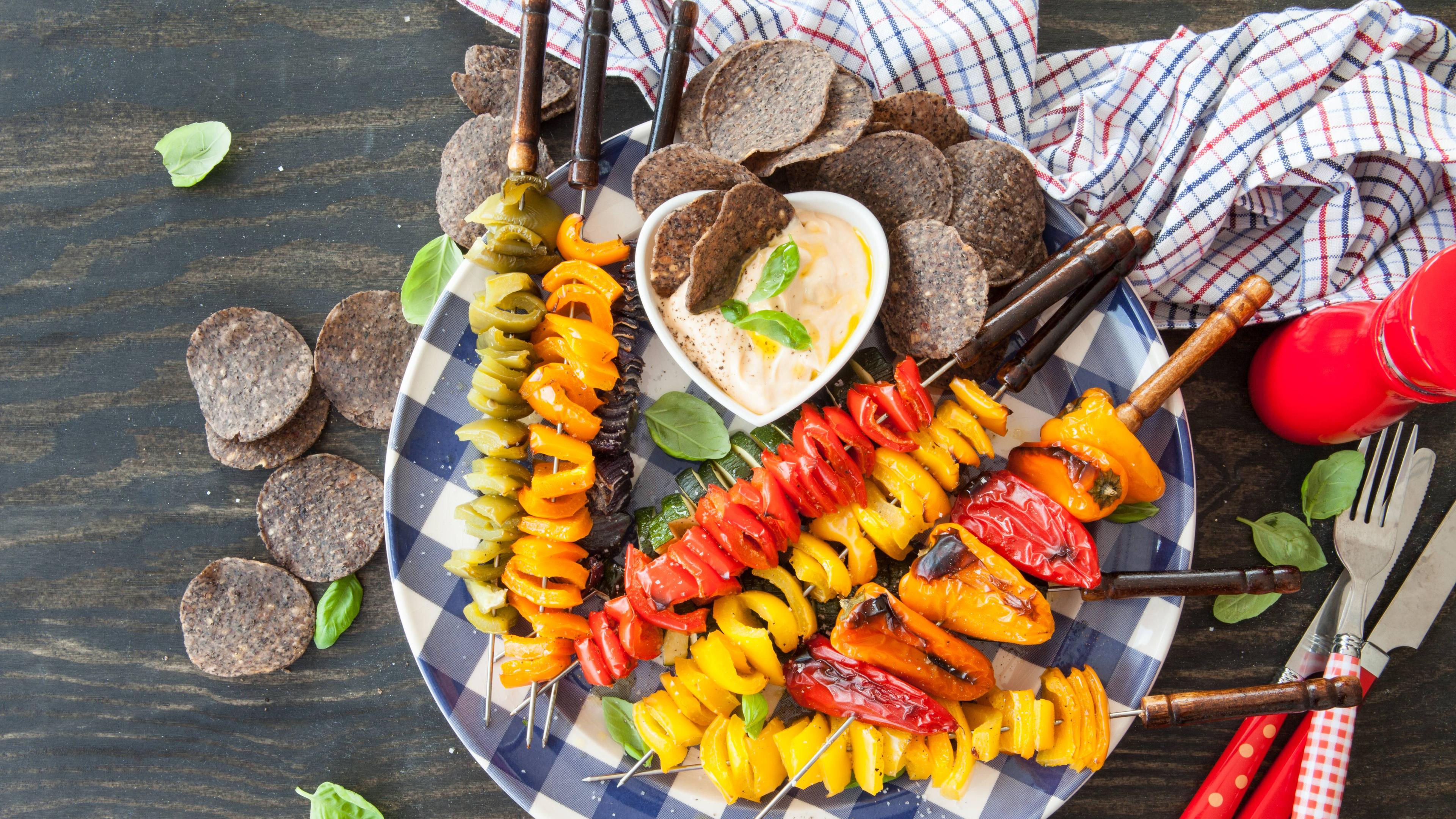 Vegane Grillspieße mit verschiedenem Gemüse sind auf einem Teller angerichtet.
