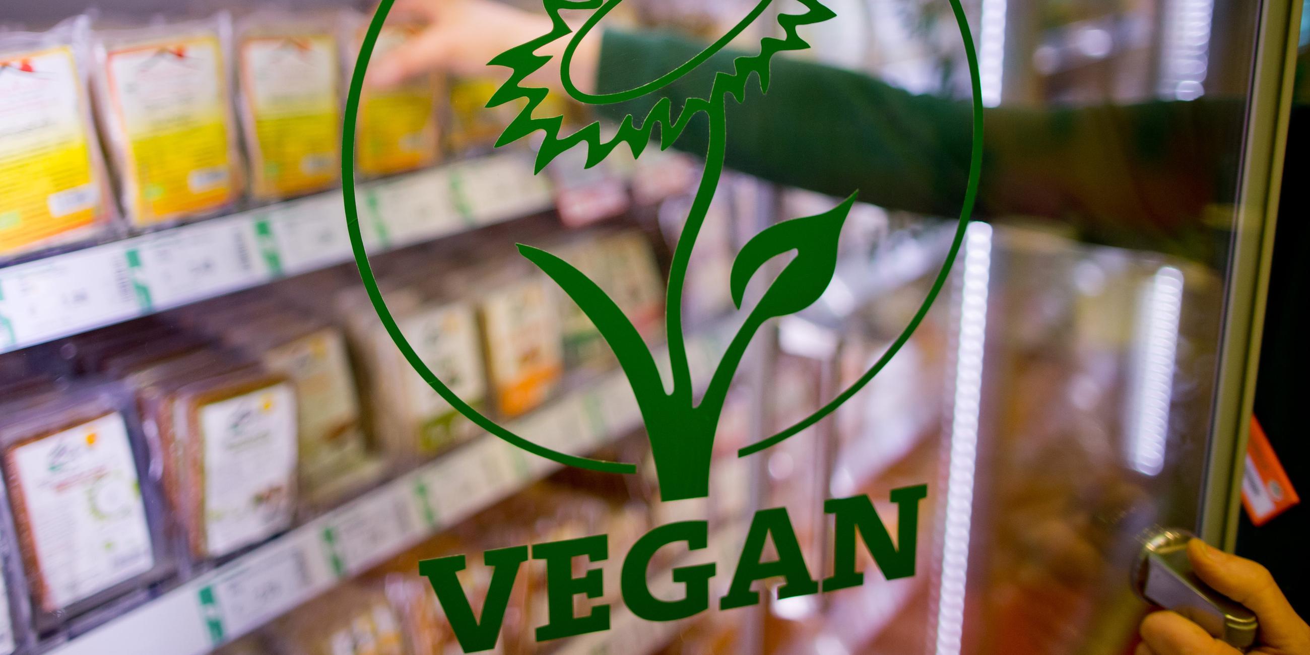 Das V-Label kennzeichnet vegane Produkte in einem Supermarkt-Kühlregal