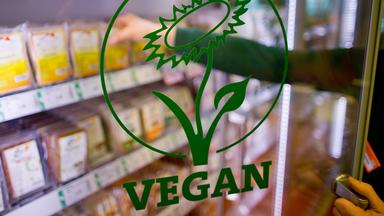 Das V-Label kennzeichnet vegane Produkte in einem Supermarkt-Kühlregal