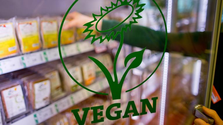 Das V-Label kennzeichnet vegane Produkte in einem Supermarkt-Kühlregal