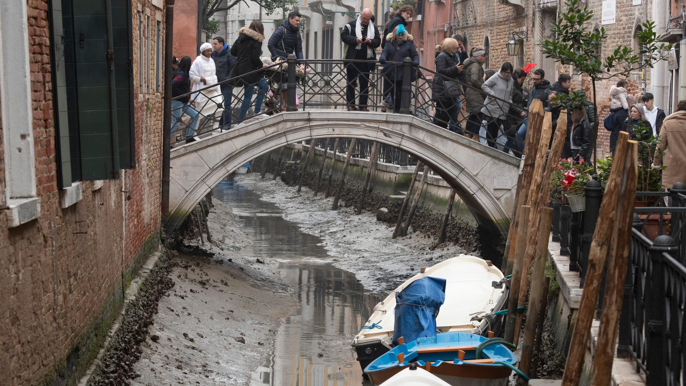 Der Wasserstand in Venedig ist so tief, dass die Boote im Schlamm stecken bleiben. 