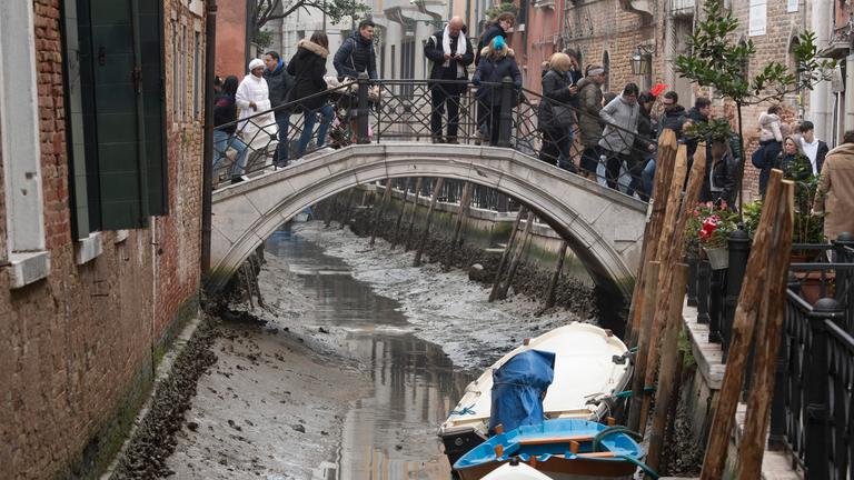 Der Wasserstand in Venedig ist so tief, dass die Boote im Schlamm stecken bleiben. 