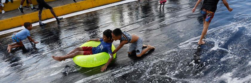 Kinder rodeln in Venezuela