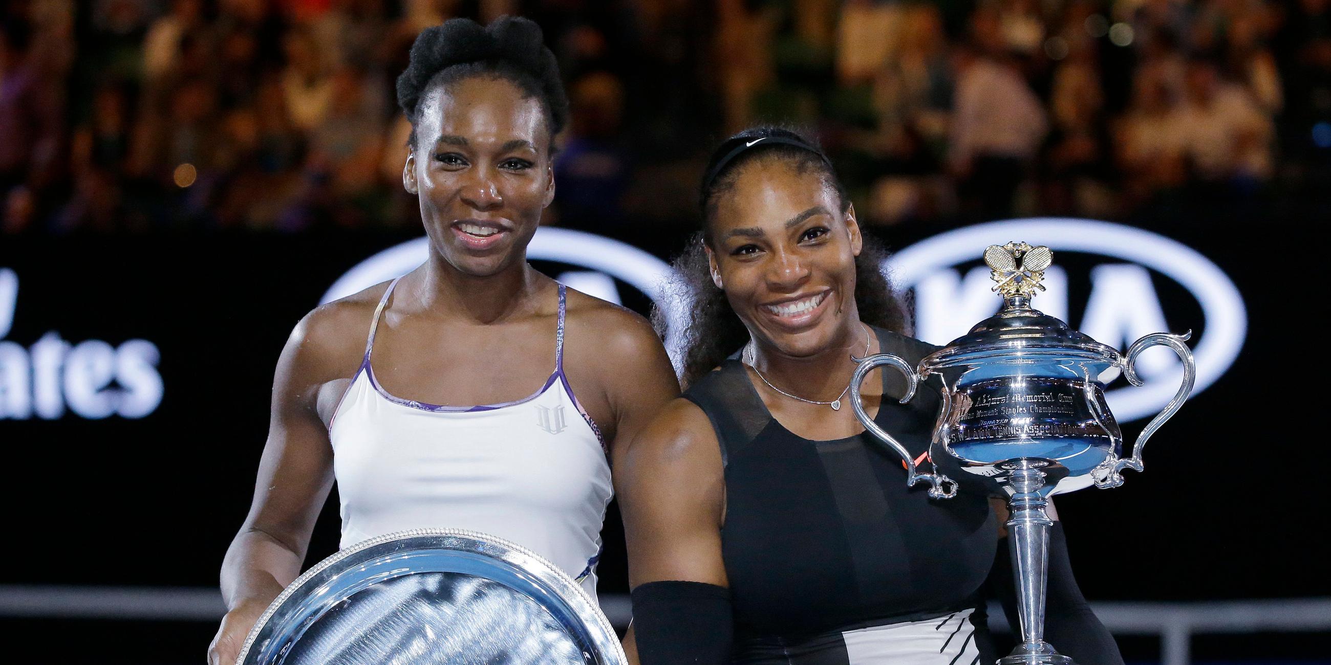 Venus Williams und Serena Williams halten ihr Trophäen nach dem Finale der Australian Open 2017 in den Händen.