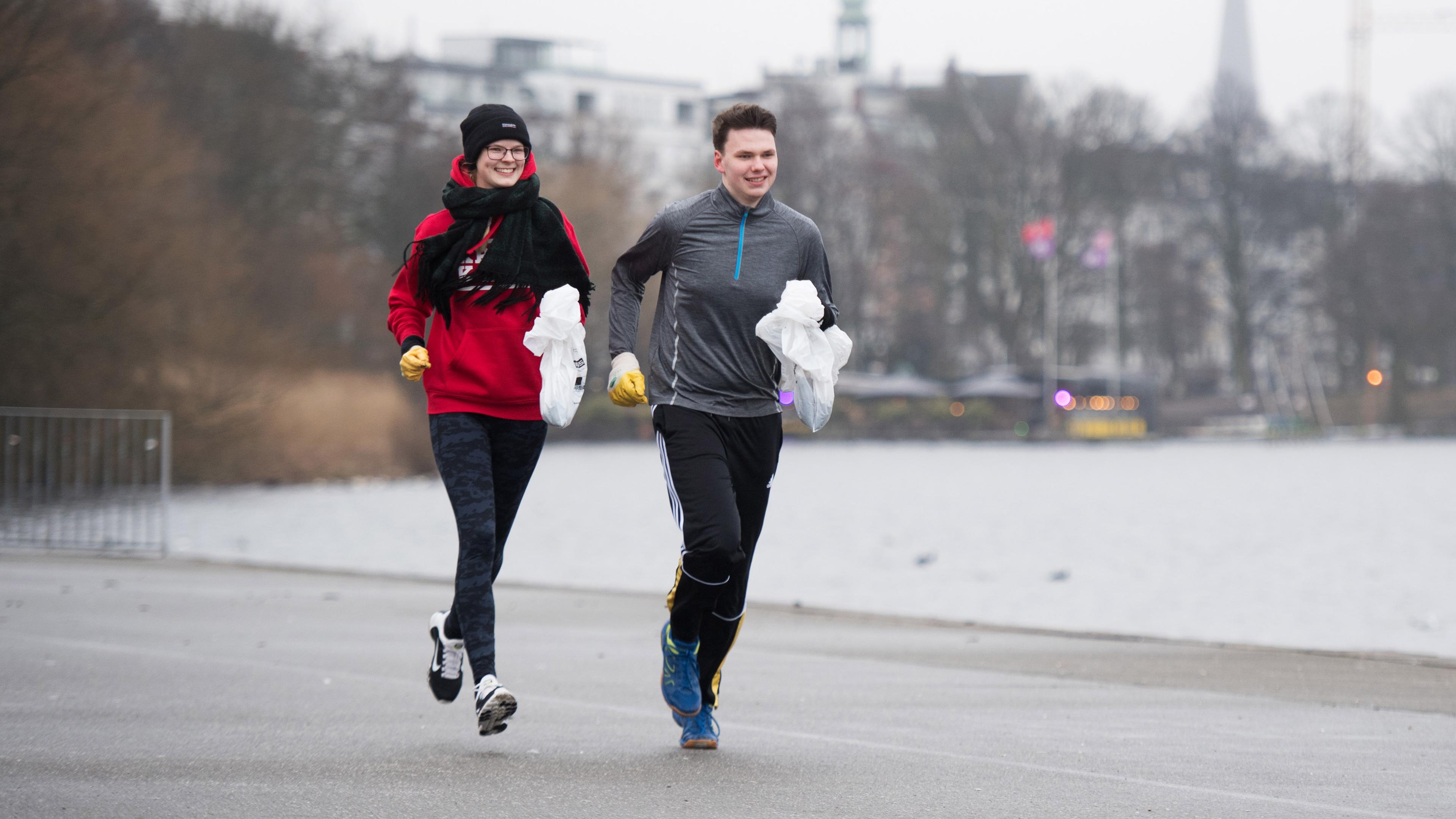 Beim Plogging wird während des Laufens Müll aufgesammelt.