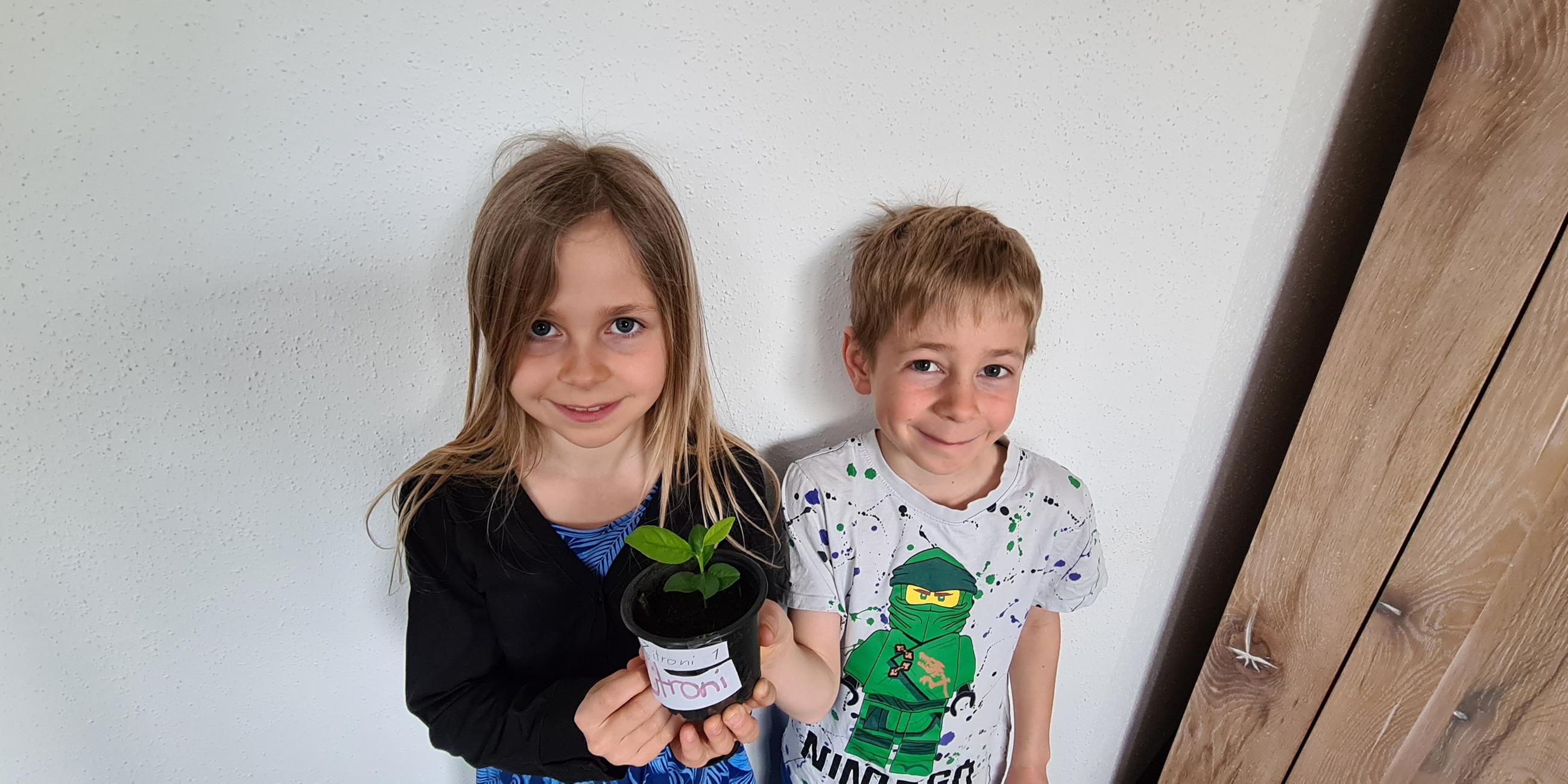 Geschwister Verena und Simon zeigen Zitronenbaum