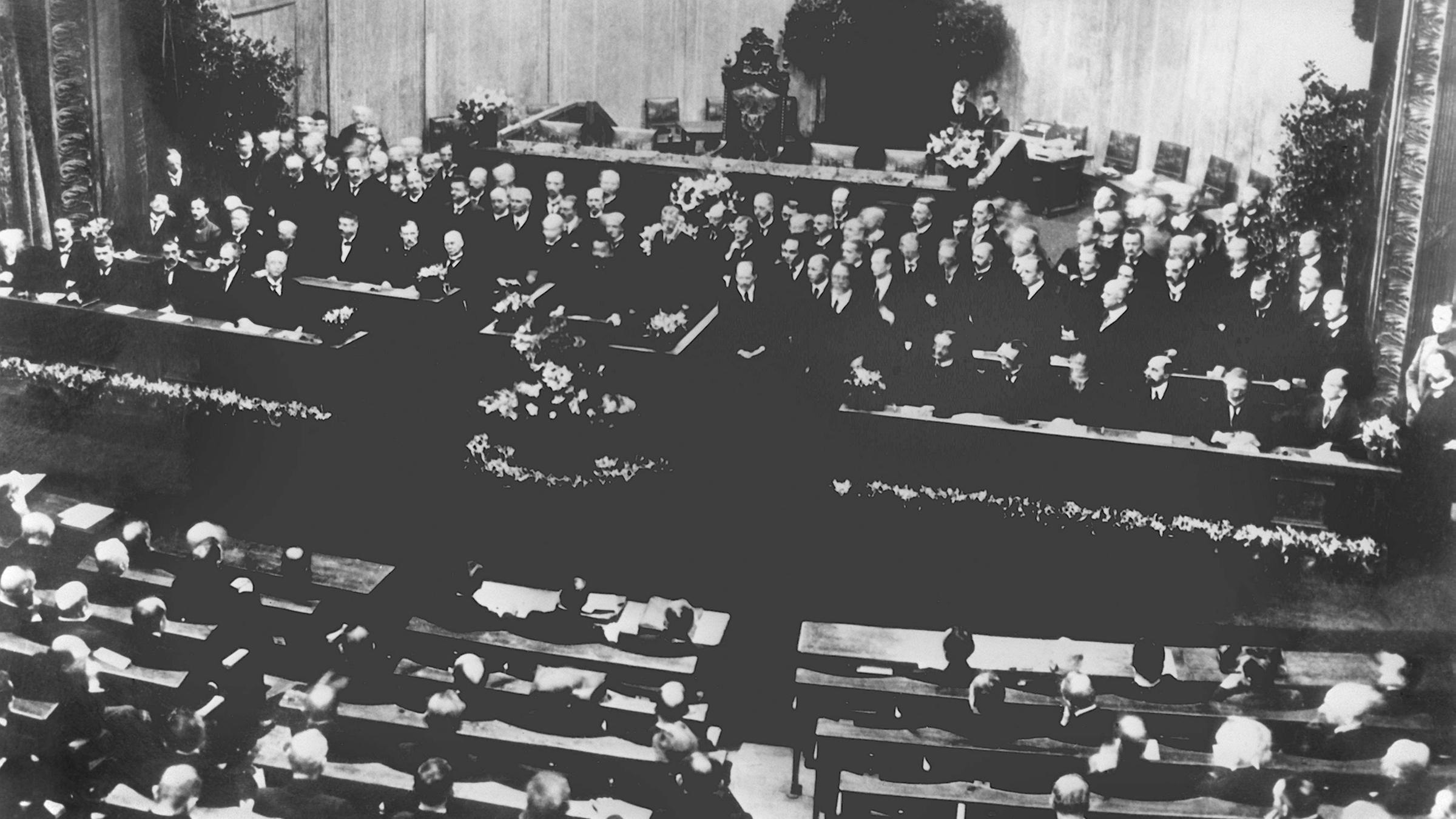 Am 6. Februar 1919 tritt die verfassungsgebende Deutsche Nationalversammlung in Weimar erstmalig zusammen, die Eröffnungsrede hält der Volksbeauftragte Friedrich Ebert.