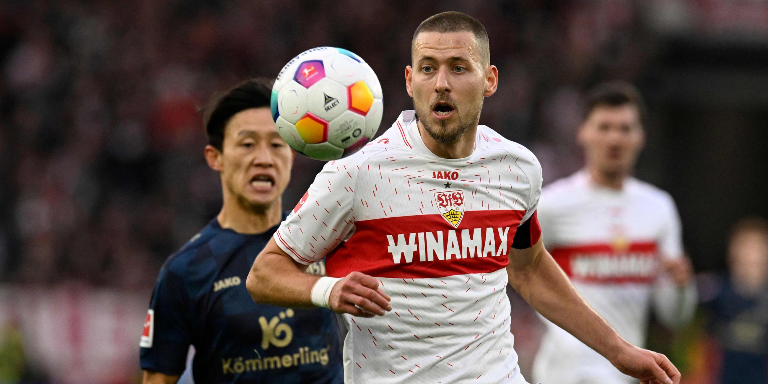 Waldemar Anton (Stuttgart) hat den Ball im Blick.