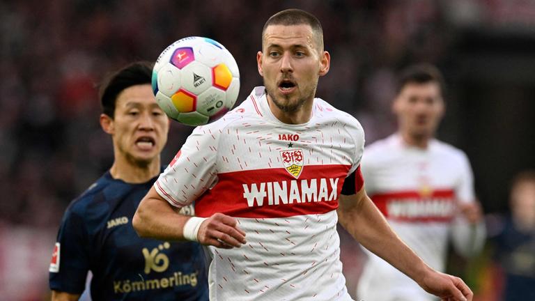 Waldemar Anton (Stuttgart) hat den Ball im Blick.