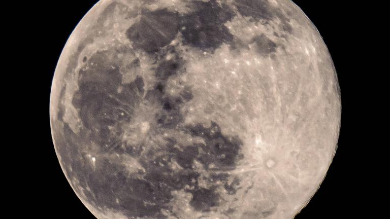Schöner großer Vollmond
