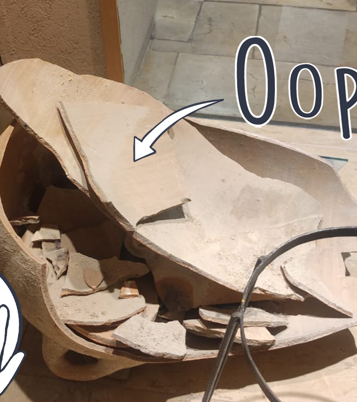 Zerstörter Krug, Schrift "Oops!" und ein Emoji mit zugehaltenen Augen 