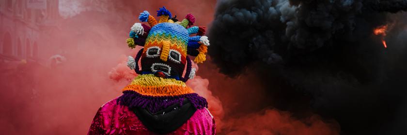 In Lausanne in der Schweiz nehmen Menschen am zweiten Volkskarneval teil und protestieren dabei gegen den Aufstieg des Faschismus.