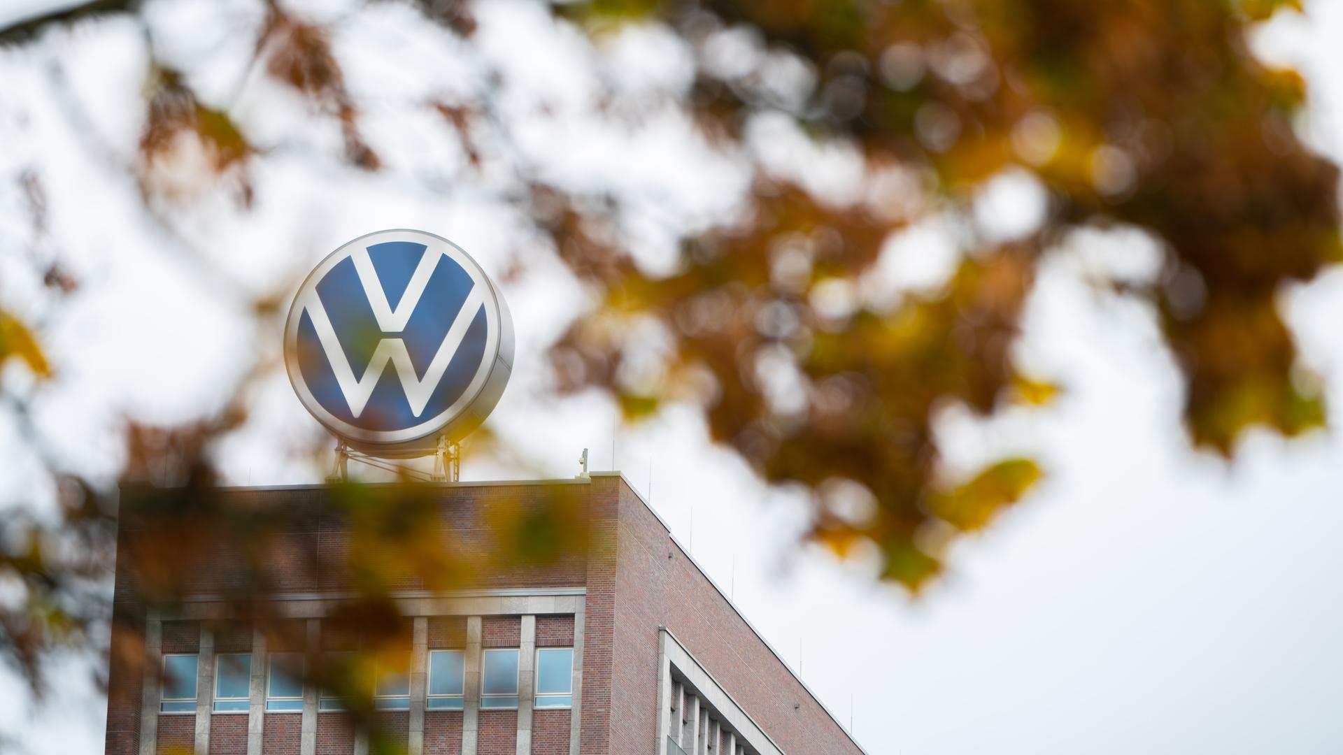 Das Logo des Autobauers VW ist auf dem Dach am VW-Stammwerk in Wolfsburg zu sehen.