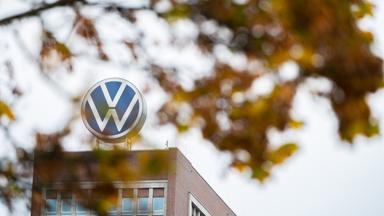 Das Logo des Autobauers VW ist auf dem Dach am VW-Stammwerk in Wolfsburg zu sehen.