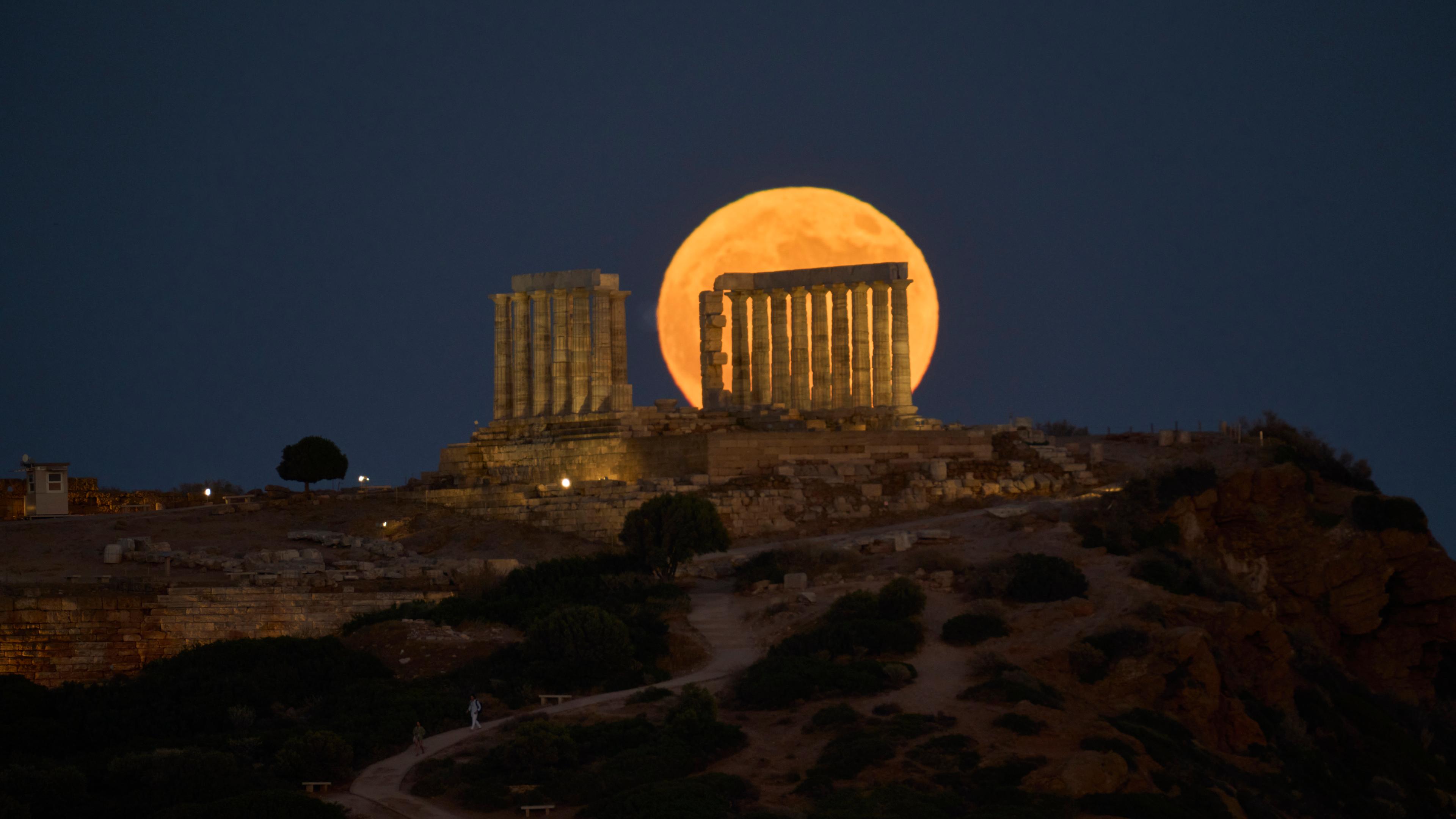 Hinter einem Tempel in der Nähe von Athen, Griechenland geht der Juli-Vollmond auf