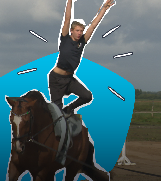 Junger Mann steht auf einem Pferd 