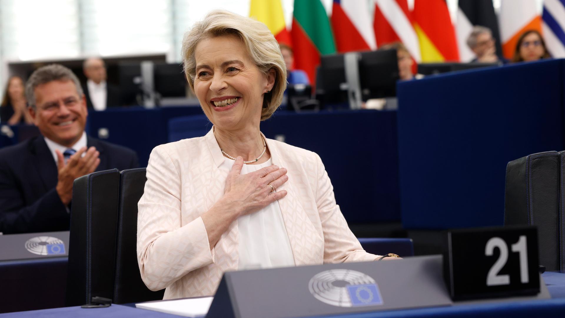 Ursula von der Leyen freut sich über ihre Wiederwahl