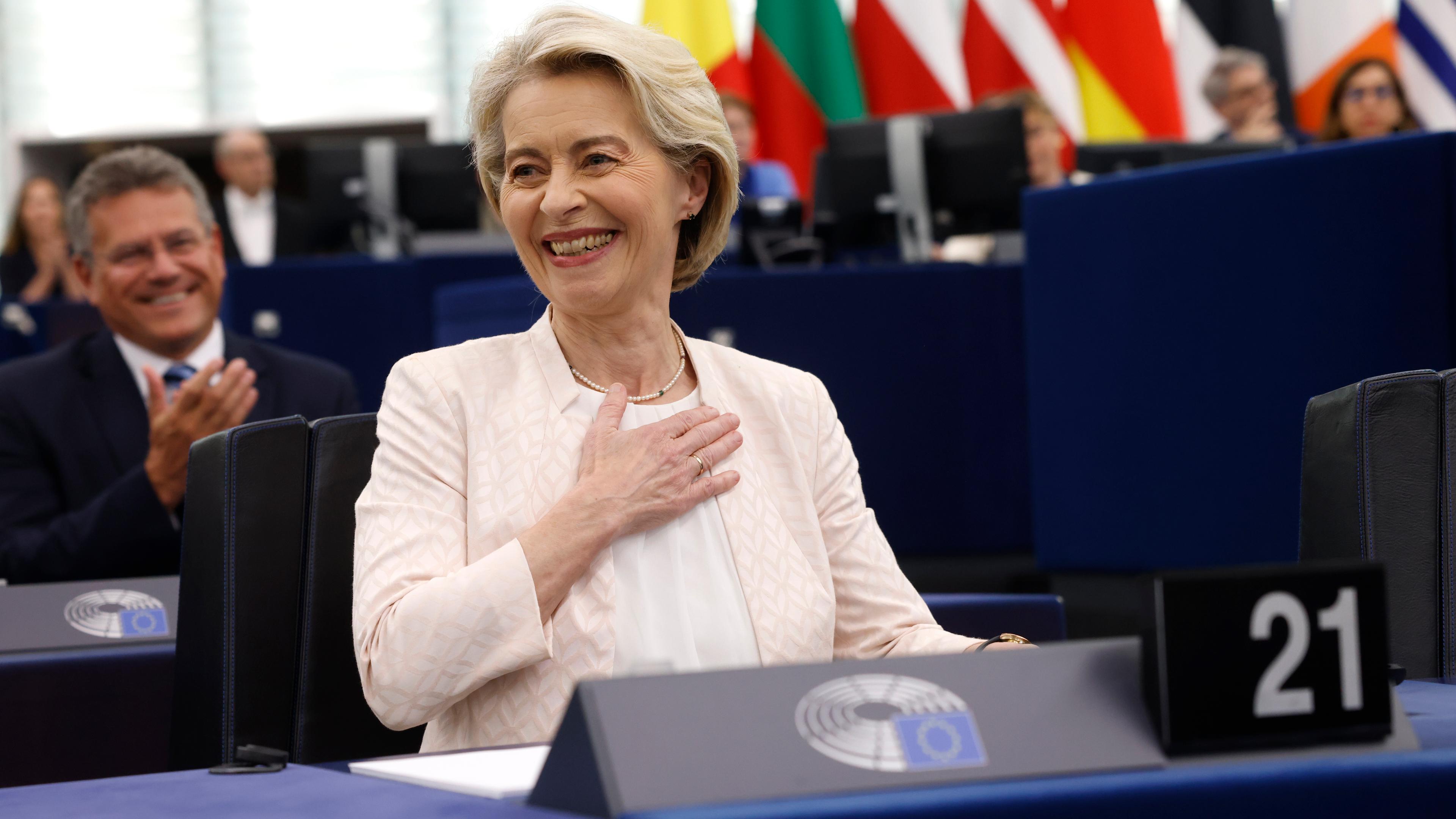 Ursula von der Leyen freut sich über ihre Wiederwahl