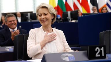 Ursula von der Leyen freut sich über ihre Wiederwahl