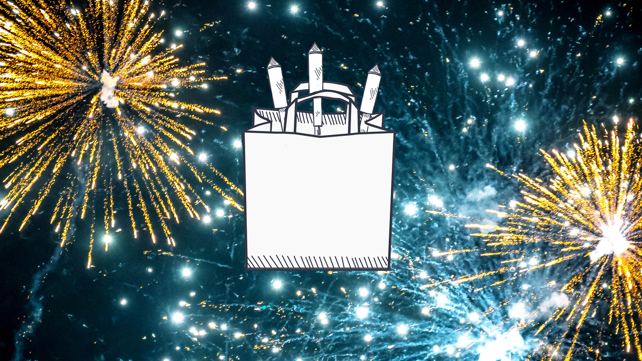 Feuerwerk am Himmel, im Vordergrund eine Einkaufstasche mit Feuerwerksrakten 