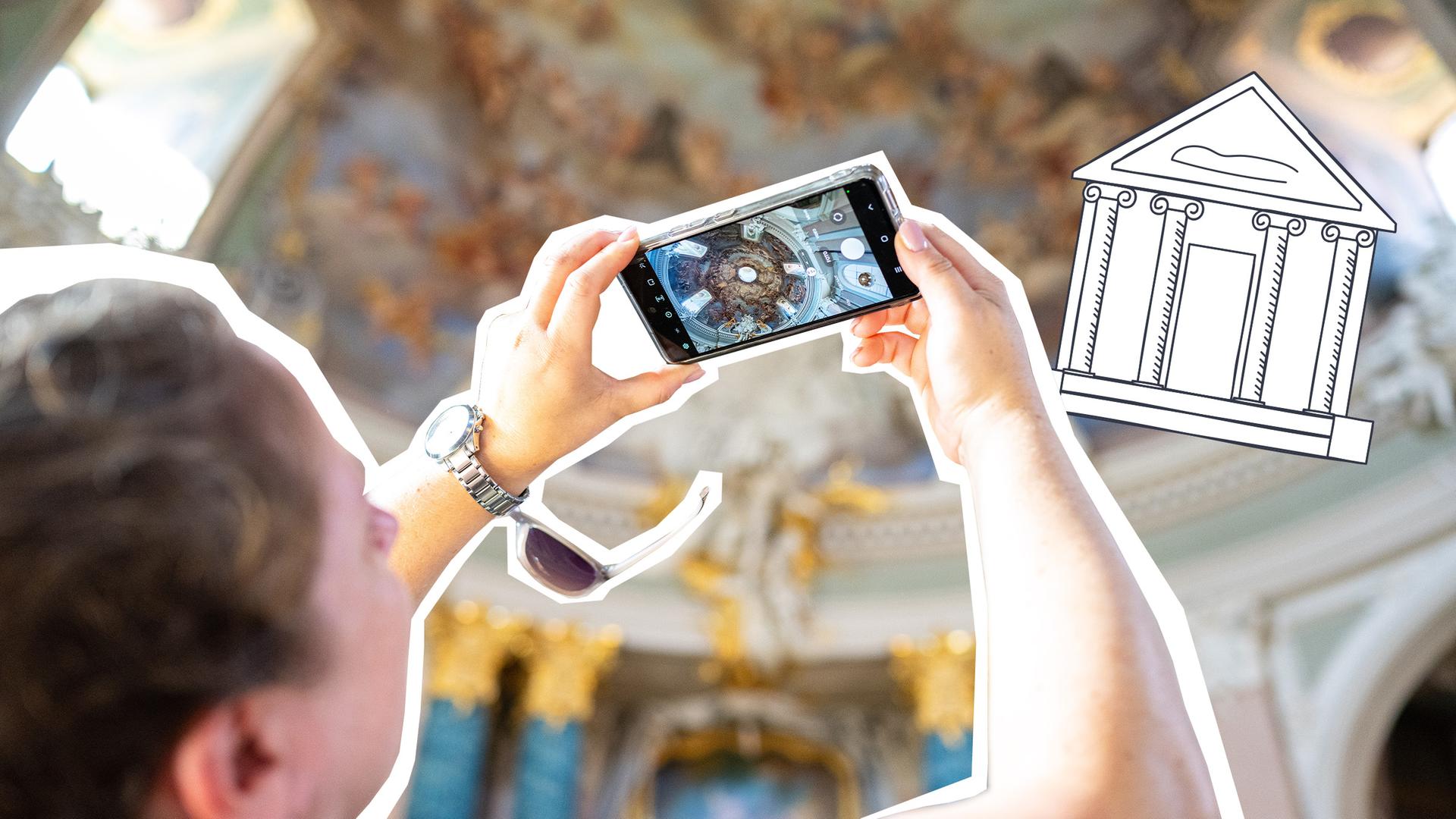 Frau macht Foto von der Decke eines verzierten Gebäudes 