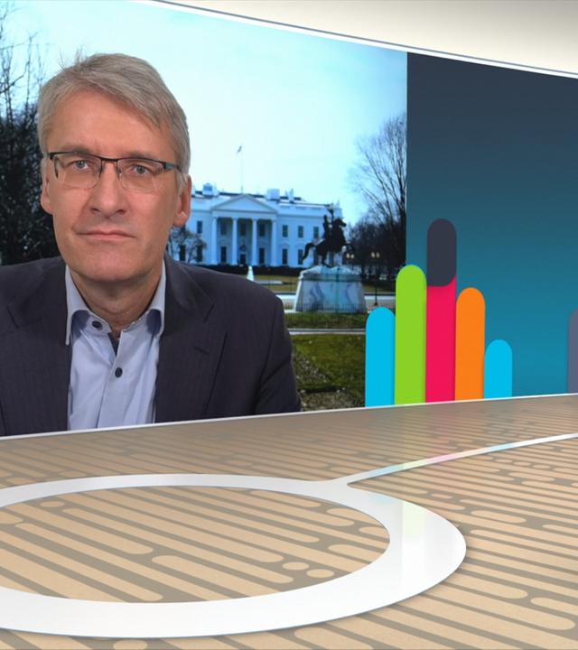  Elmar Thevesen ist auf einem Bildschirm im logo!-Studio Moderatorin Lotte zugeschaltet. 
