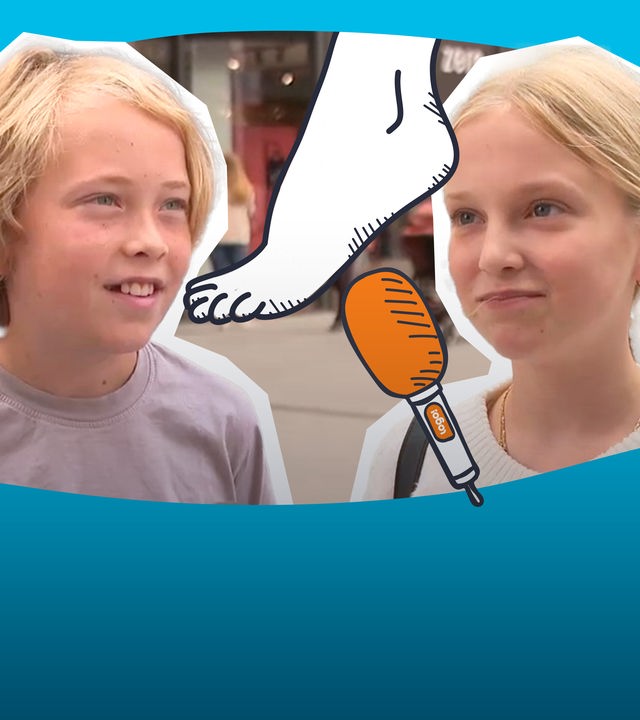Eine Collage zeigt zwei Kinder auf blauem Hintergrund daneben ein logo!-Mikrofon und ein Fuß.