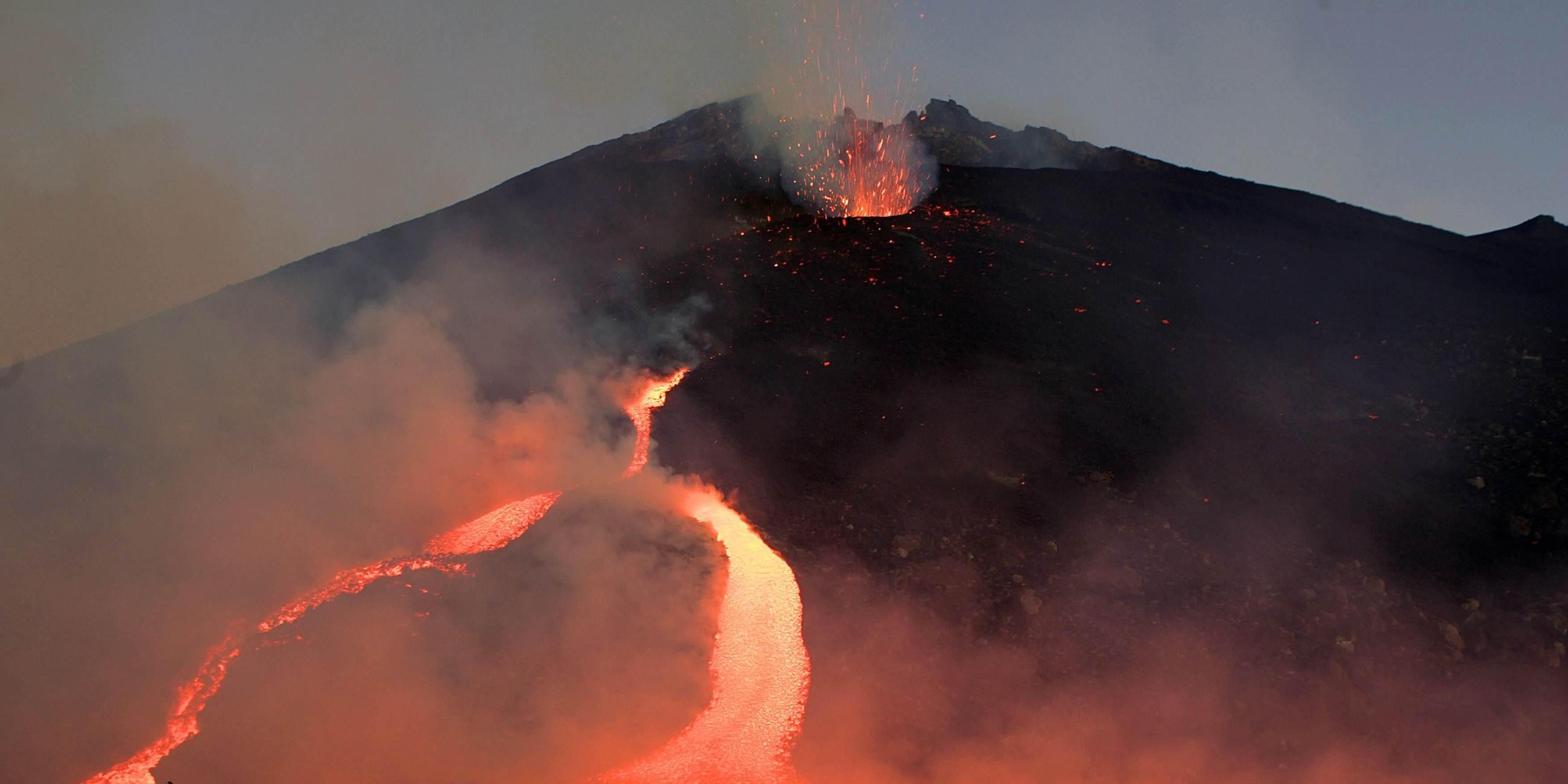 Lava läuft den Vulkan Ätna herunter