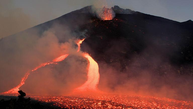 Lava läuft den Vulkan Ätna herunter