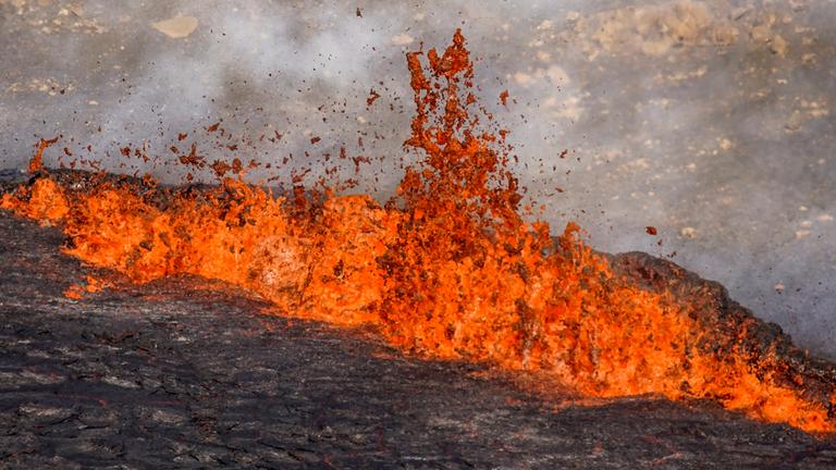 Lava sprüht aus einer Erdspalte des Vulkans Fagradalsfjall