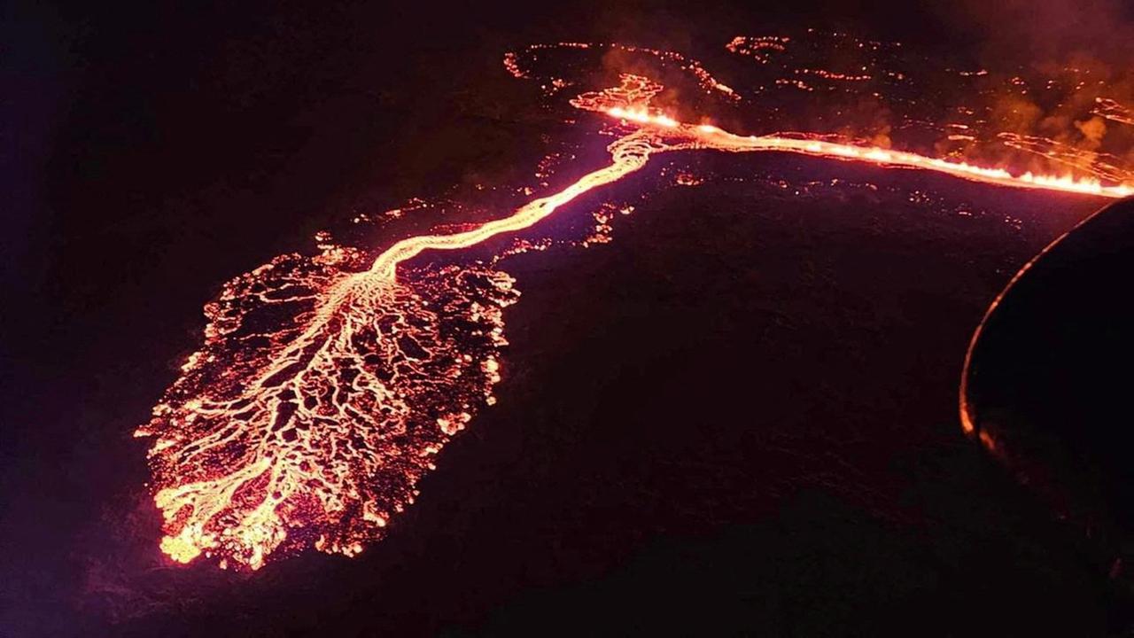 Lava fließt aus dem Vulkan in Island 