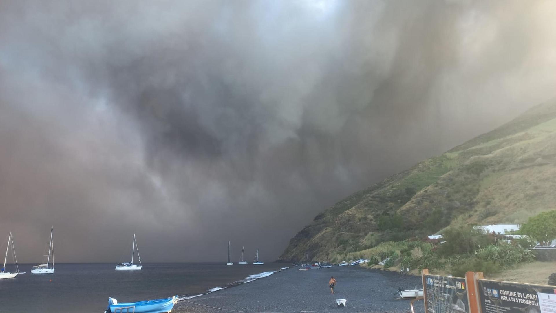 Aschewolke des Vulkans Stromboli