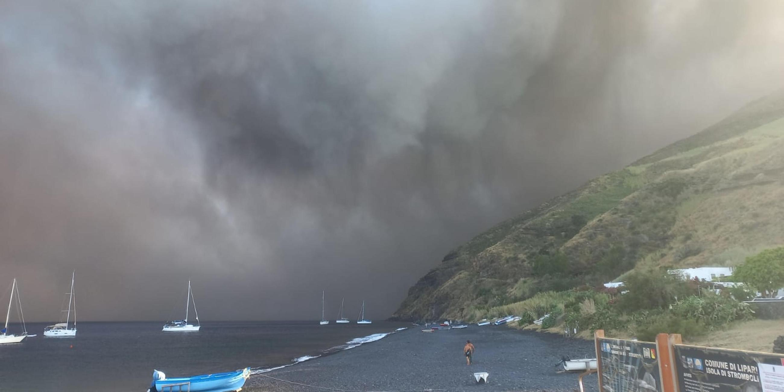 Aschewolke des Vulkans Stromboli