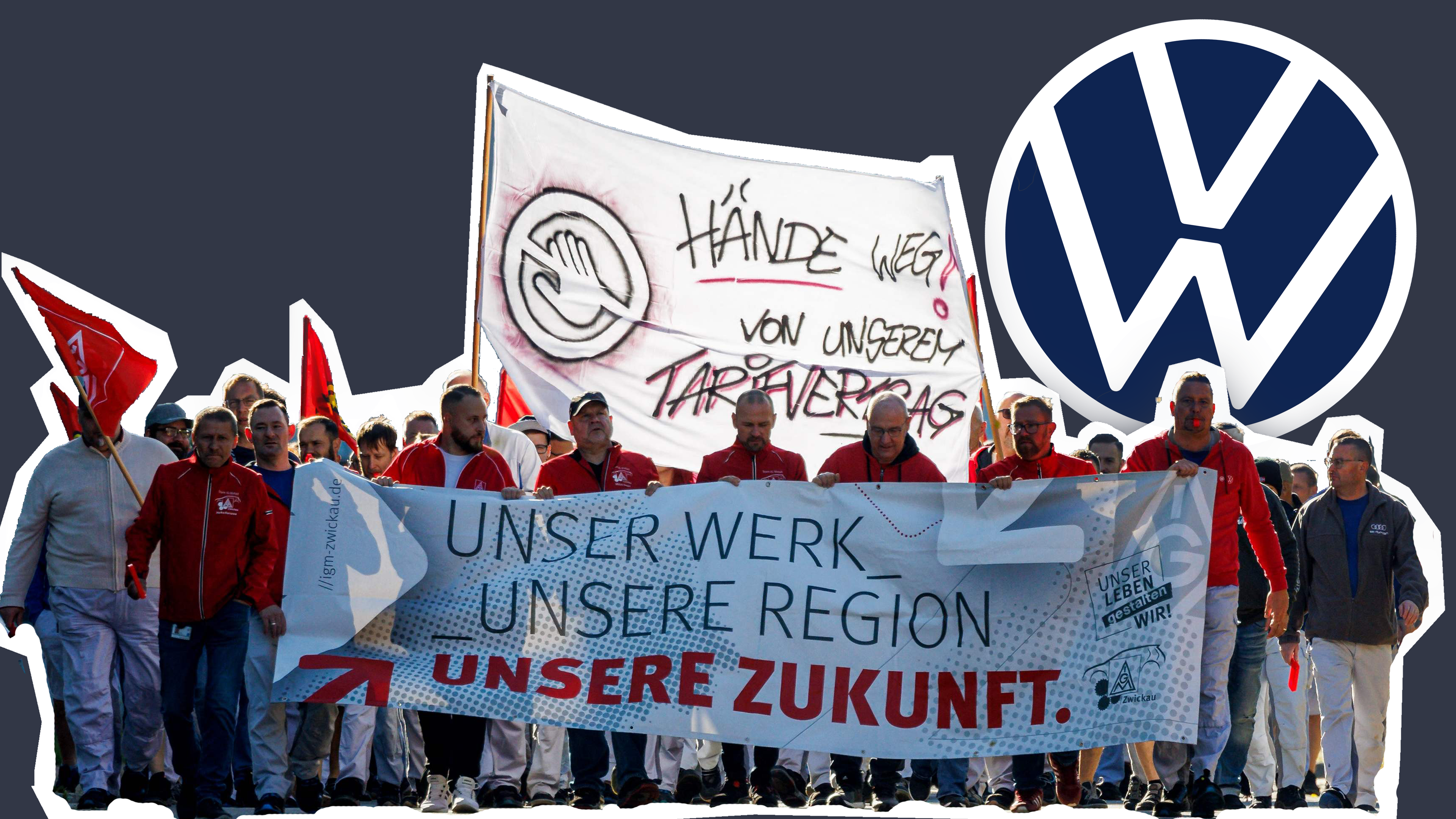 Demonstrierende Mitarbeitende von VW und das VW-Logo