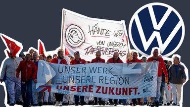 Demonstrierende Mitarbeitende von VW und das VW-Logo