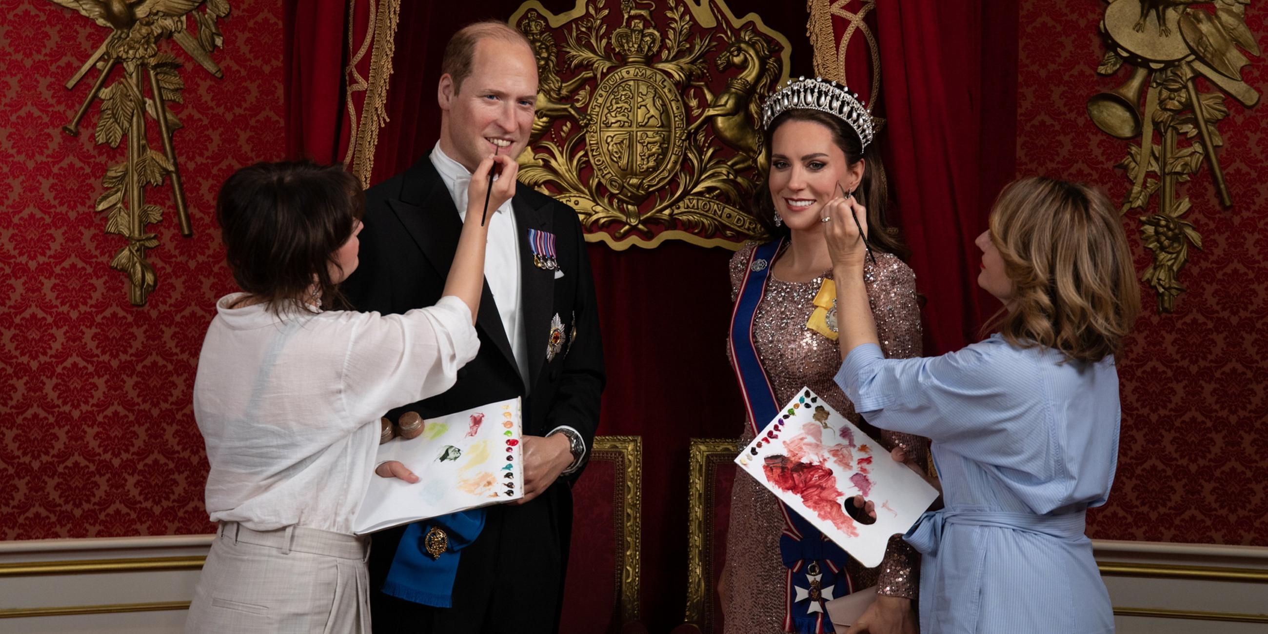Zwei Wachsfiguren, die Prinzessin Kate und Prinz William abbilden