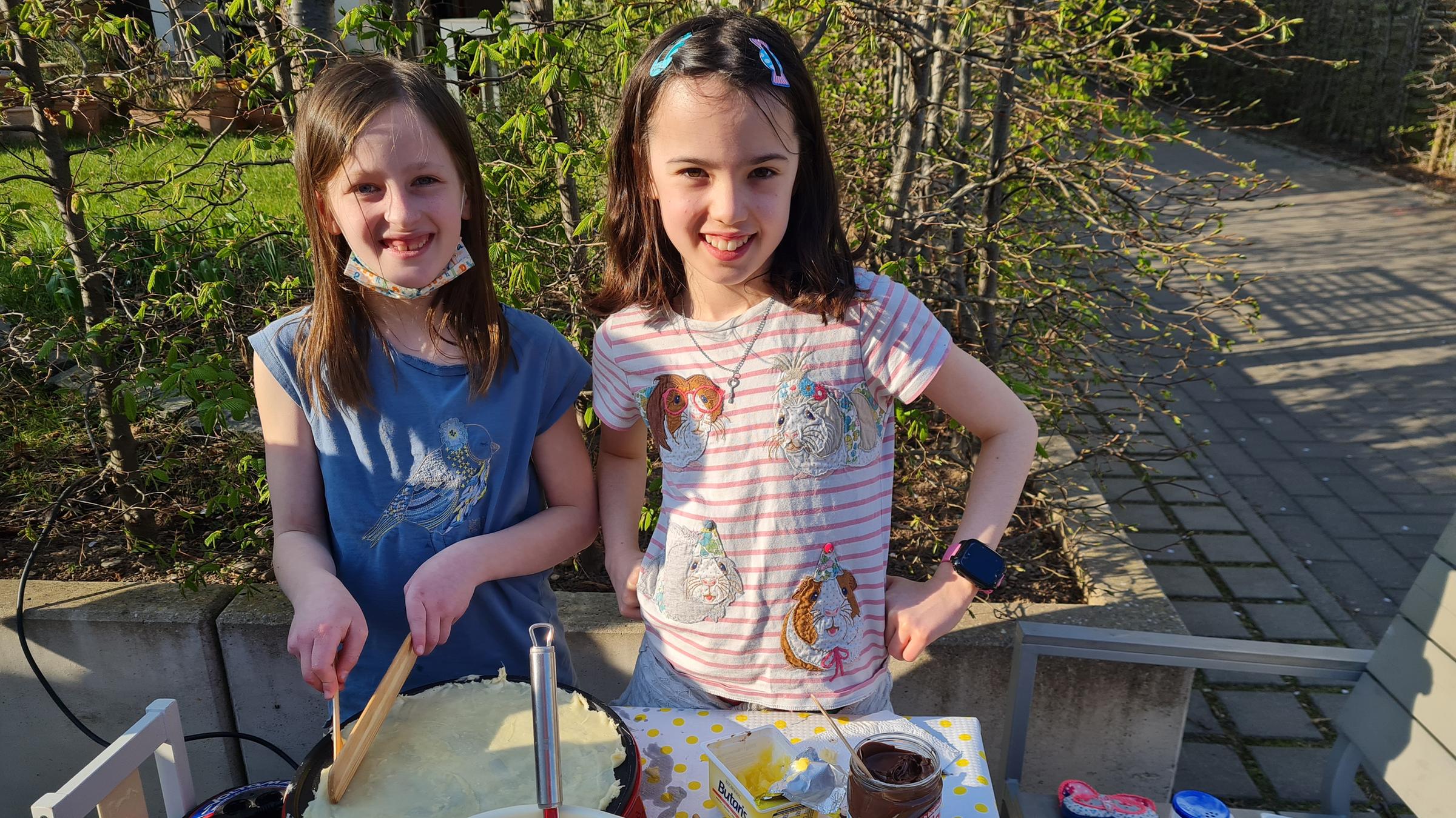 Mia und Lucie verkaufen Crepes vor ihrem Garten