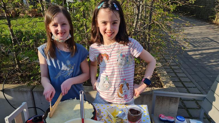 Mia und Lucie verkaufen Crepes vor ihrem Garten