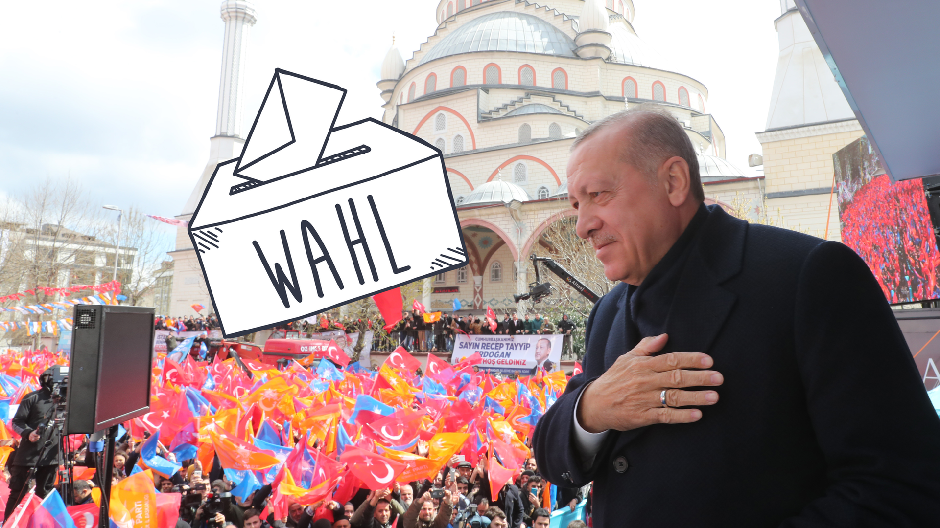 Erdogan steht auf einer Bühne, im Hintergrund sind seine Anhängerinnen und Anhänger und eine Zeichnung einer Wahlurne zu sehen.