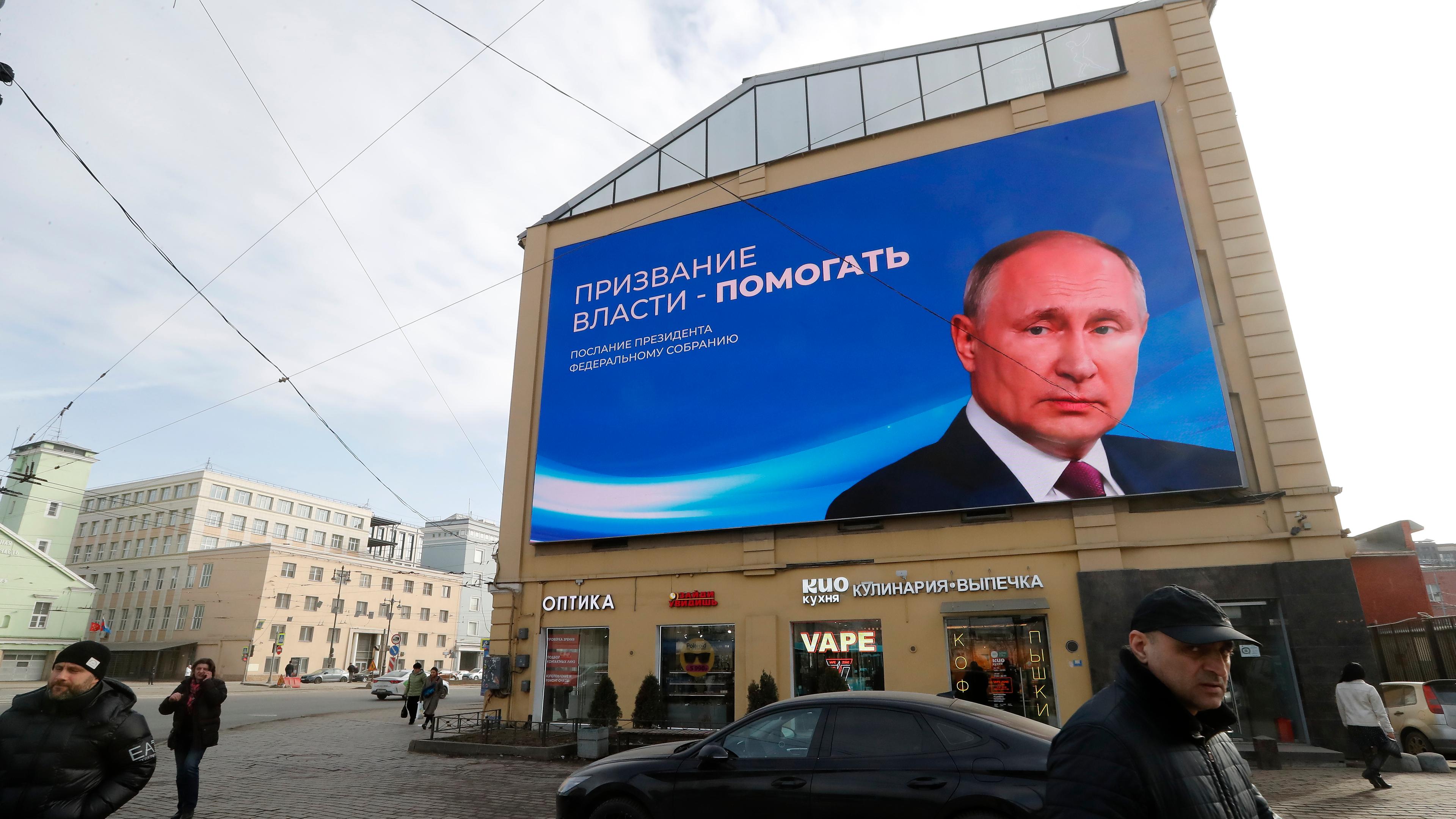 Der russische Präsident Wladimir Putin auf einem Wahlplakat in Russland 